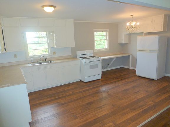 Open floor plan/ bright 