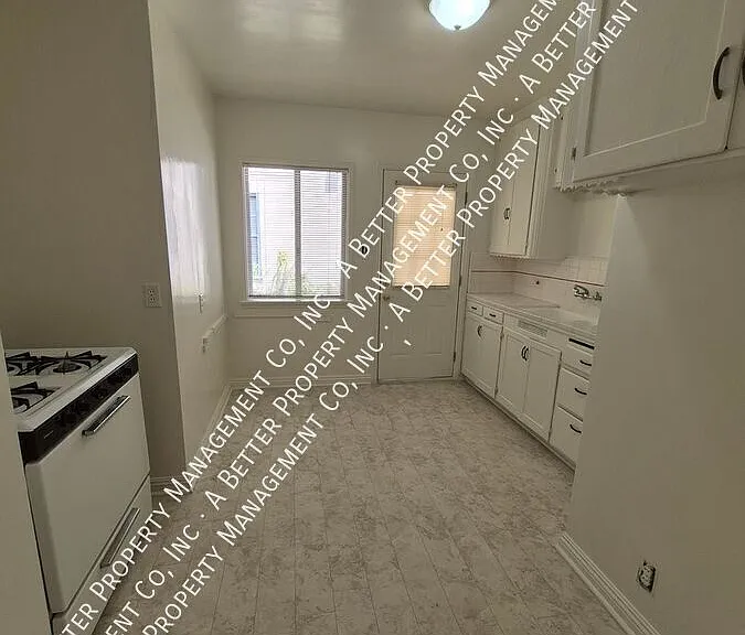 48 Roycroft Ave — Photo 2