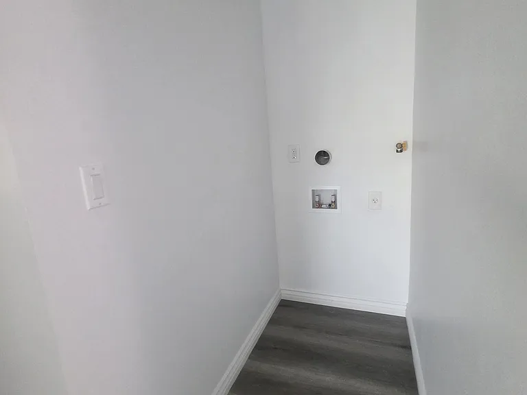 Roxbury Dr — Photo 10