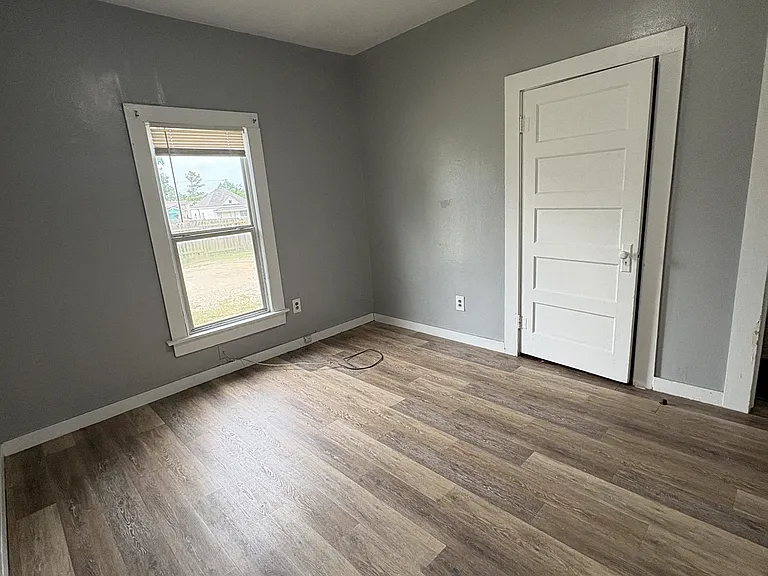 225 N Hope St — Photo 6