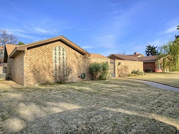2nd image of 30 Twin Oaks Cir