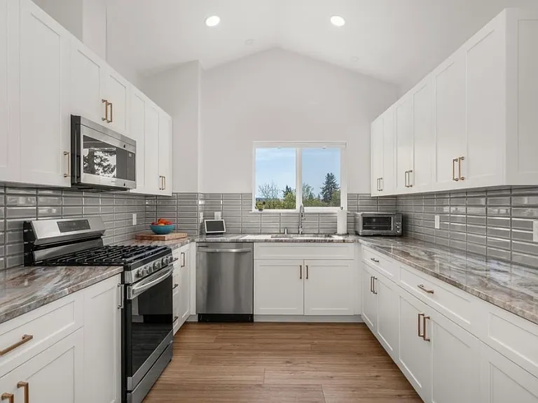 1212 W Cora Ave — Photo 2
