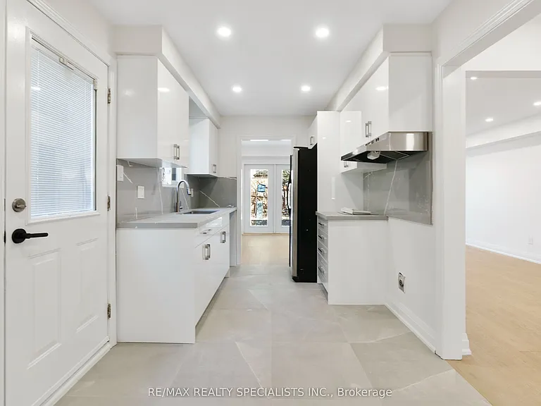 6419 Chaumont Cres #UPPER — Photo 8