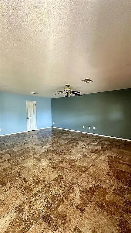 4 bed, 2.5 bath, 2652 sqft, $1,949 — Photo 2