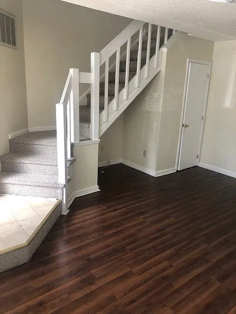 2 bed, 2.5 bath, 976 sqft, $1,650 — Photo 3