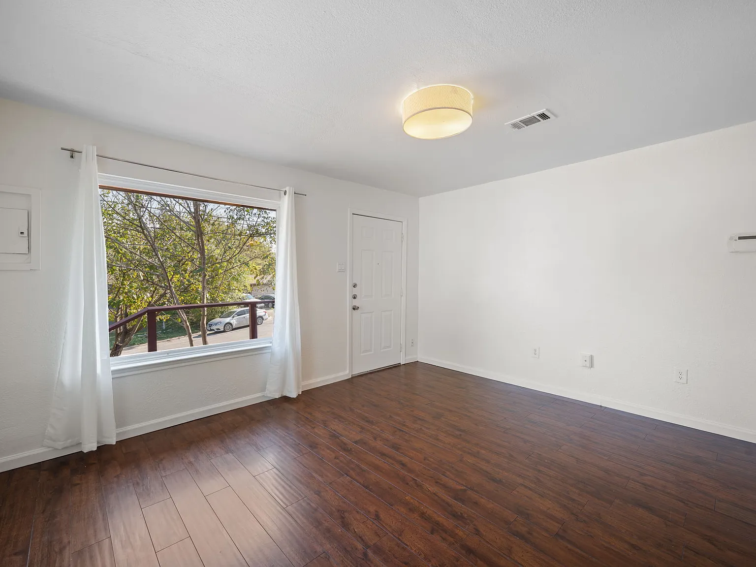 2 bed, 700 sqft, $1,950 — Photo 4