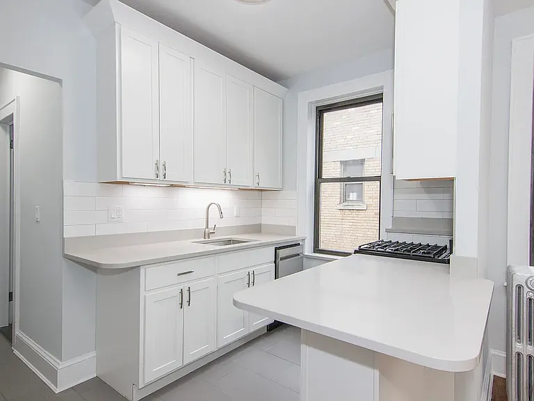 21-70 Crescent St #C2 — Photo 3