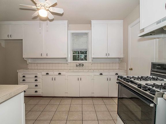 4th image of 4221 Lovell Ave