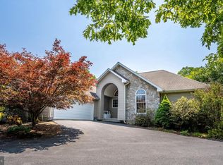 94 Medford Ln, Berkeley Springs, WV 25411