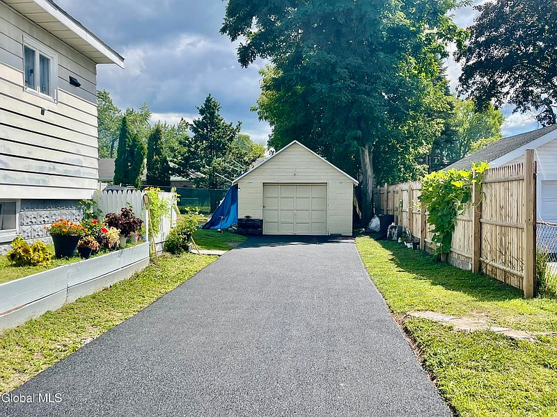 3rd image of 209 Edward Street