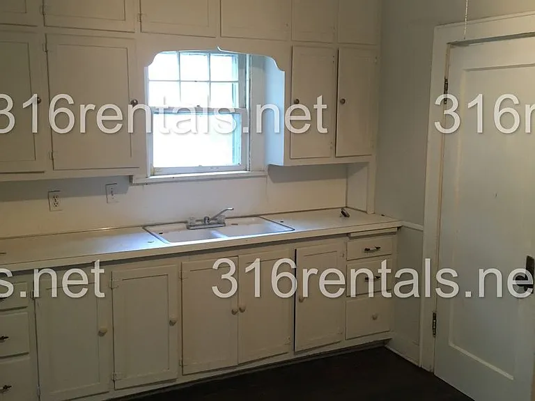 419 E 6th St — Photo 2