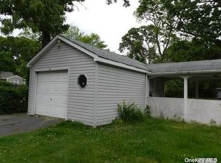 57 S Evergreen Dr, Selden, NY 11784