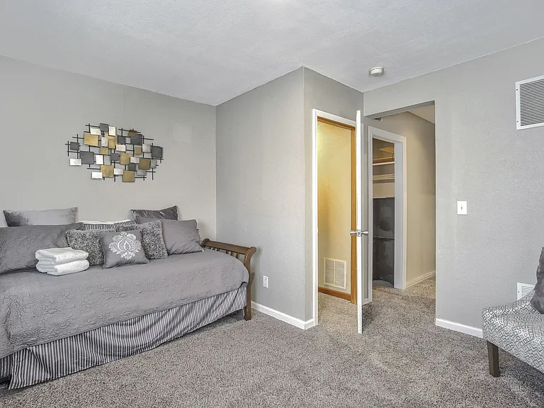 Hawkesbury Dr — Photo 15