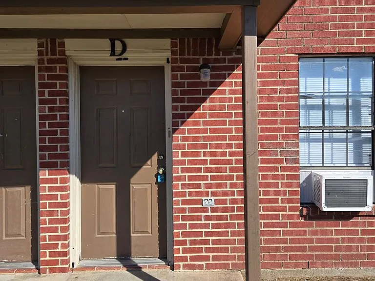 3404 Barcelona Dr — Photo 2