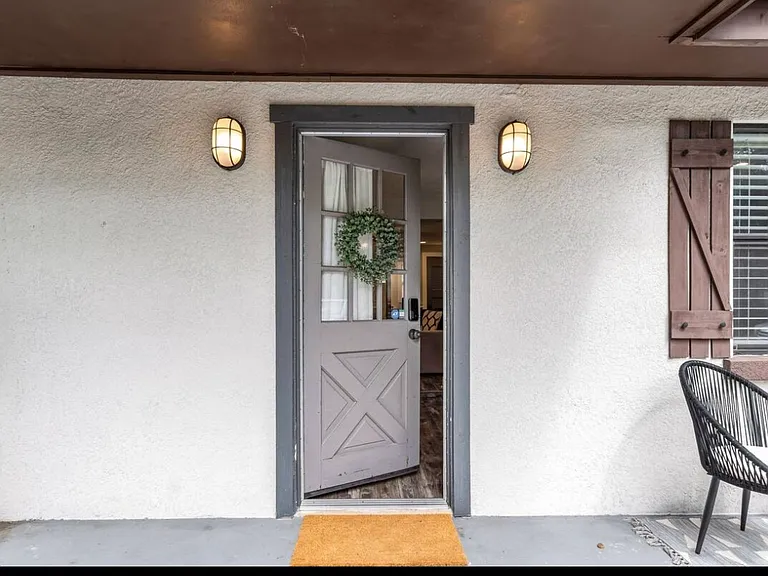1010 E Knollwood St — Photo 9