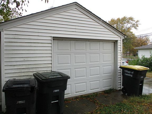 5th image of 18007 Oakwood Ave