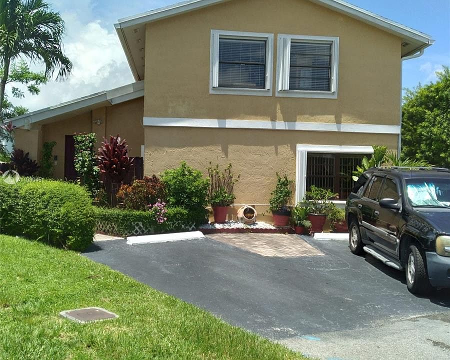 1st image of 906 NW 106th Avenue Cir