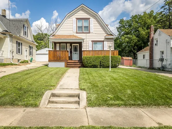 1447 S Oak Ave, Freeport, IL 61032