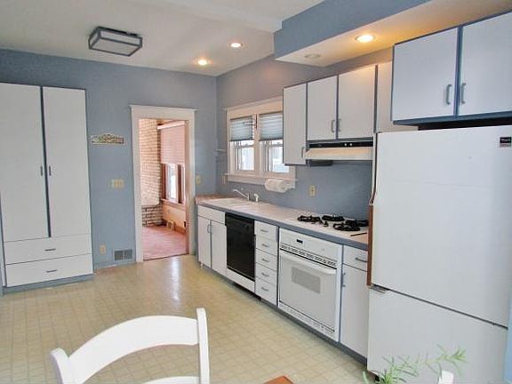 3rd image of 79 Belden St