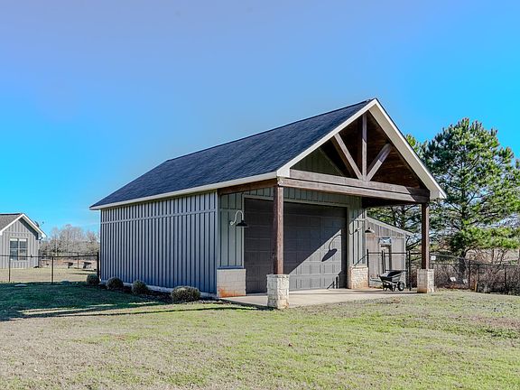 4th image of 1677 Oakridge Dr