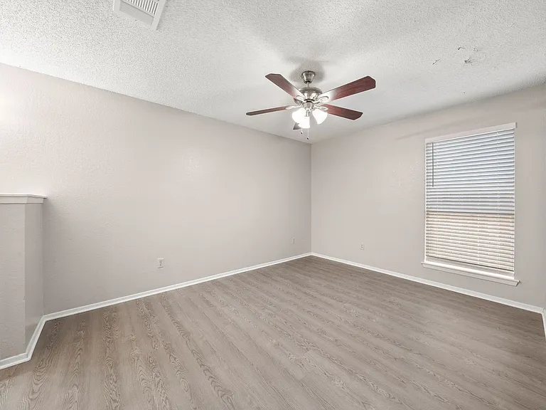 411 Greenlawn Blvd — Photo 19