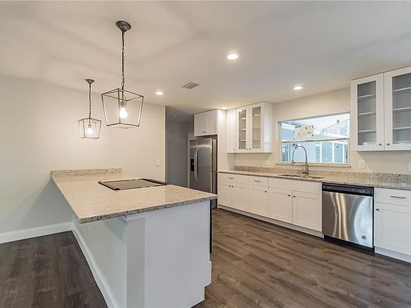 4th image of 9 Carriage Hill Cir
