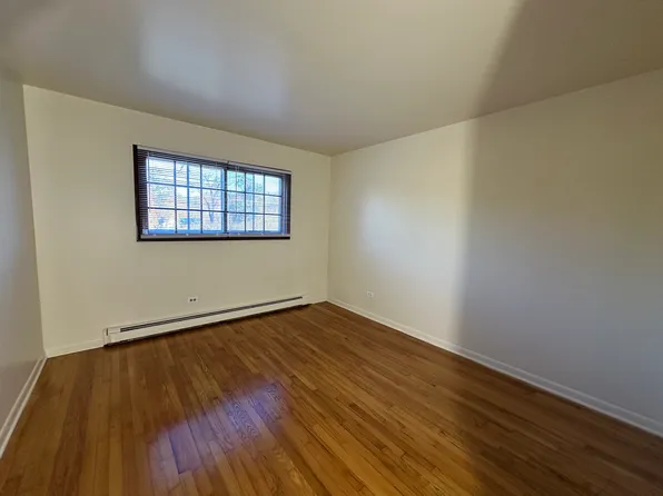 516 Lake Ave #2, Woodstock, IL 60098