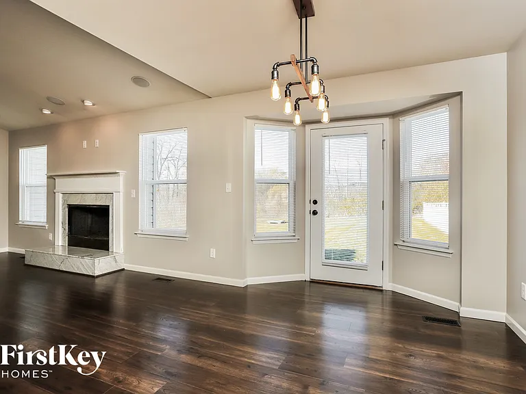283 Cambridgeshire Ct — Photo 4