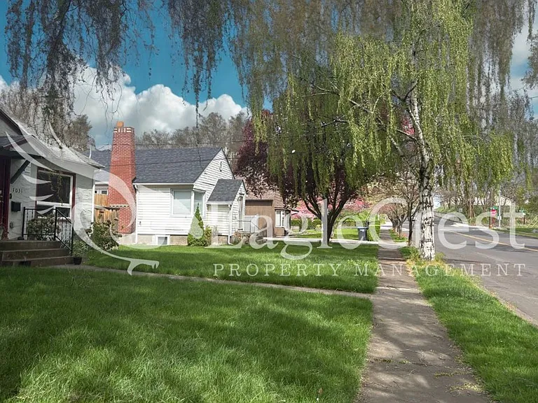 1031 N Clinton St — Photo 2
