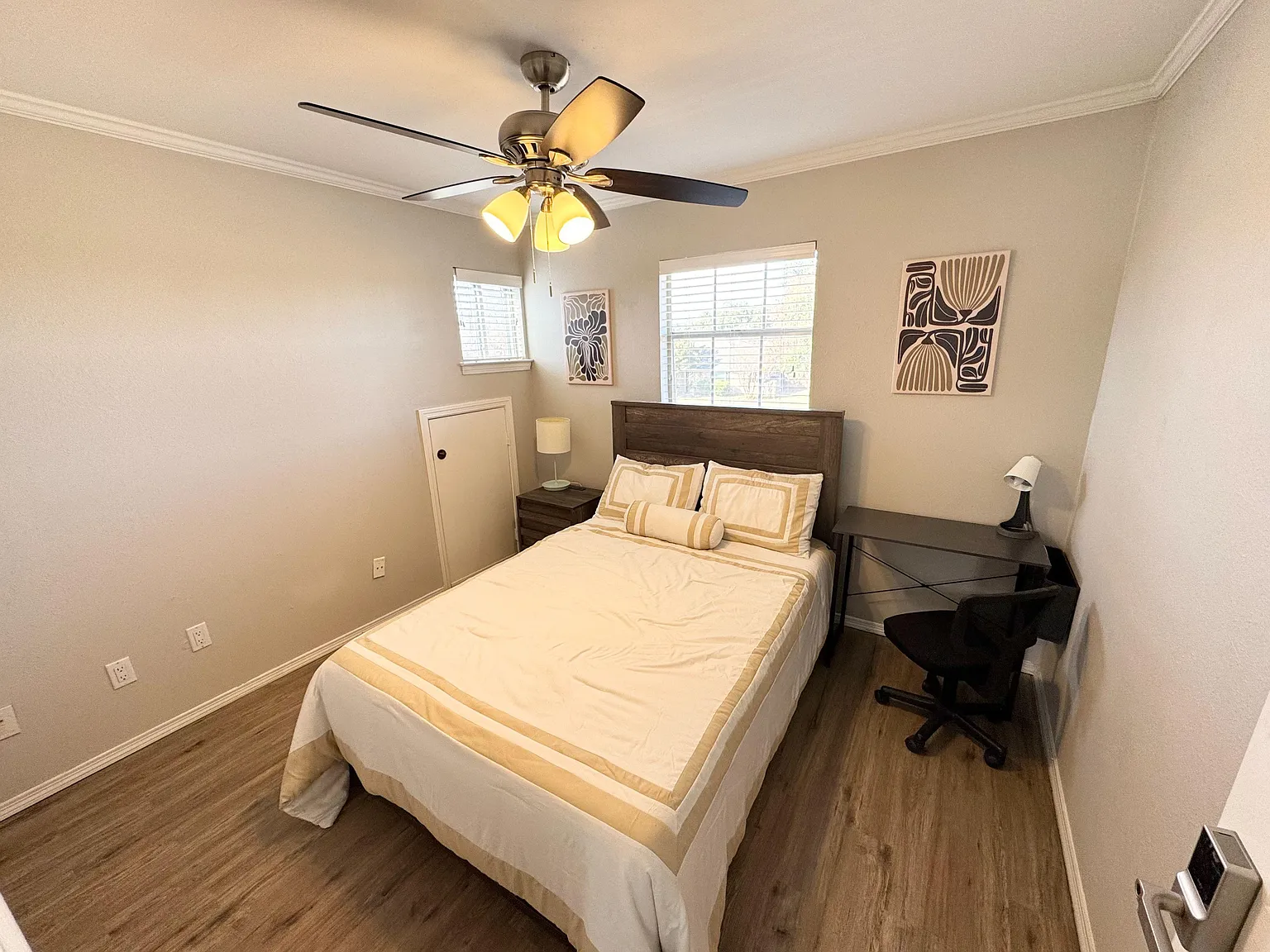 4 bed, 3.5 bath, 2300 sqft, $988 — Photo 1