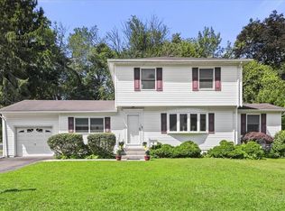 3 Autumn Dr, Tappan, NY 10983