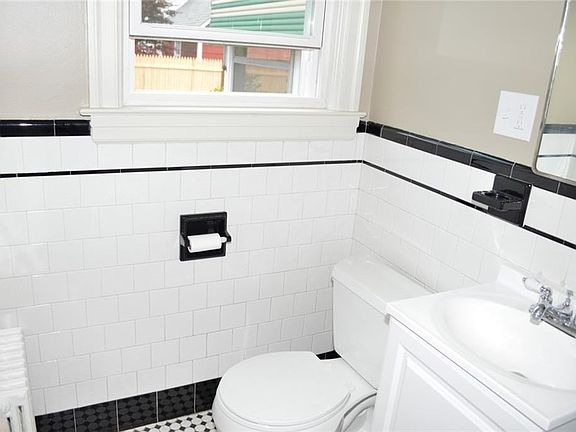5th image of 29 Howland Ave