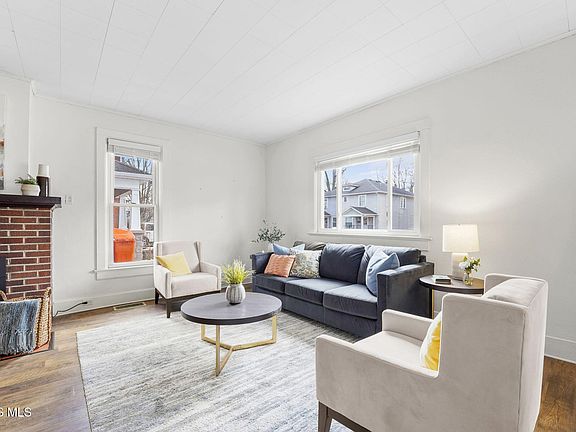 5th image of 829 Maple Ave