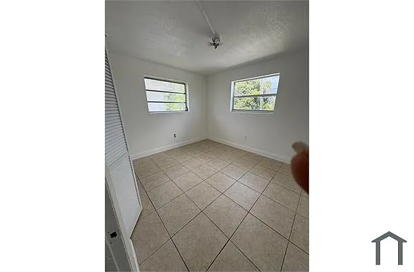 Building Photo - 310 Sharar Ave #3