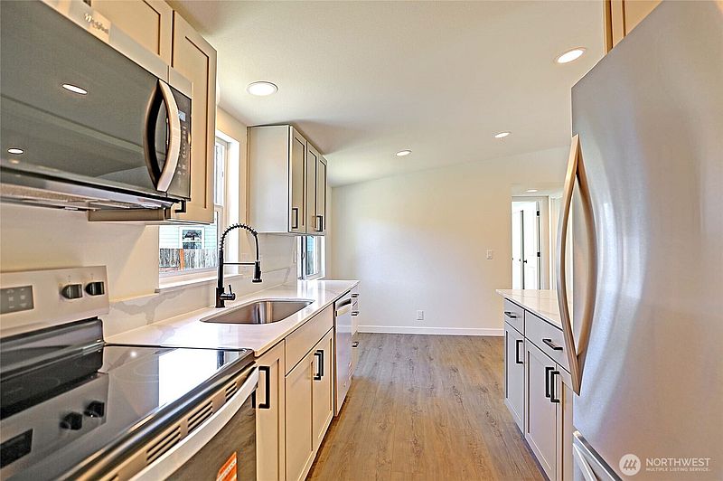 4th image of 663 Chapman Road