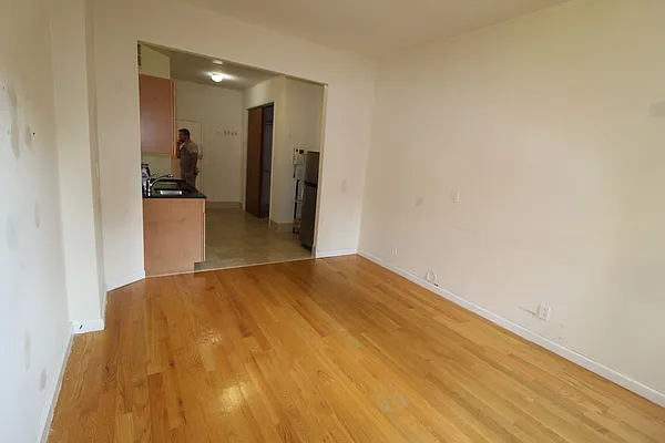 Rented by Mossanen Group | media 13