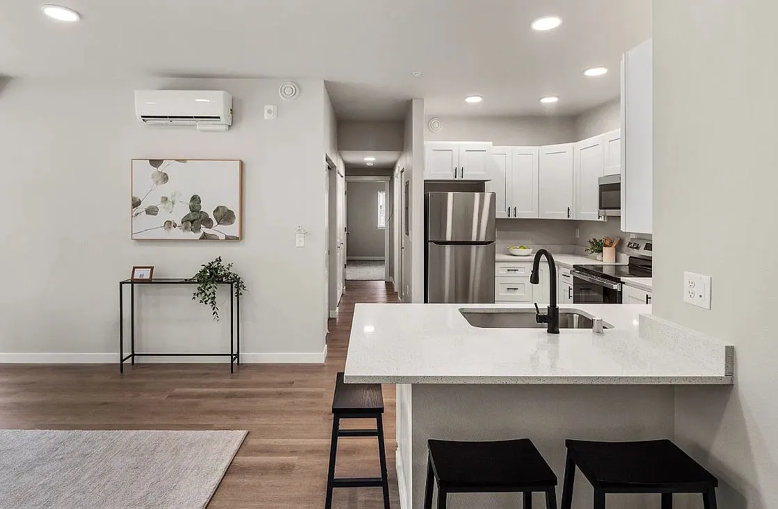 2 bed, 1100 sqft, $2,150 — Photo 2