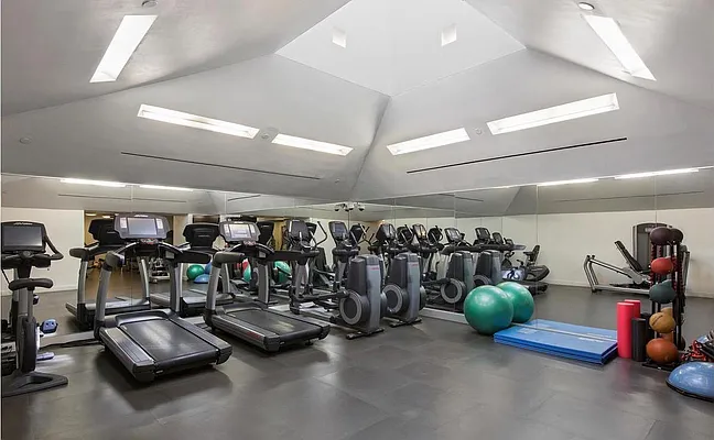 Rented by SERHANT. | media 28