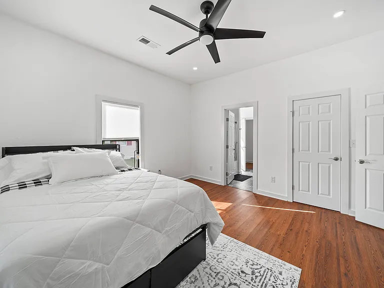 305 W 12th St — Photo 13