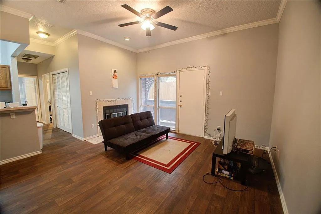 2 bed, 2.0 bath, 989 sqft, $1,875 — Photo 2