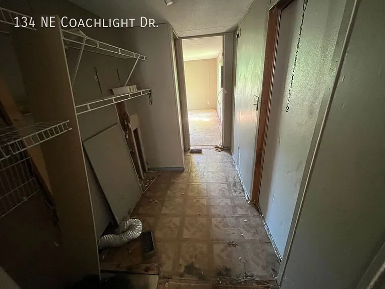 134 NE Coachlight Dr — Photo 7