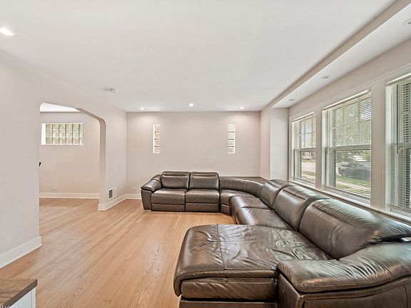 5th image of 1847 Newcastle Ave