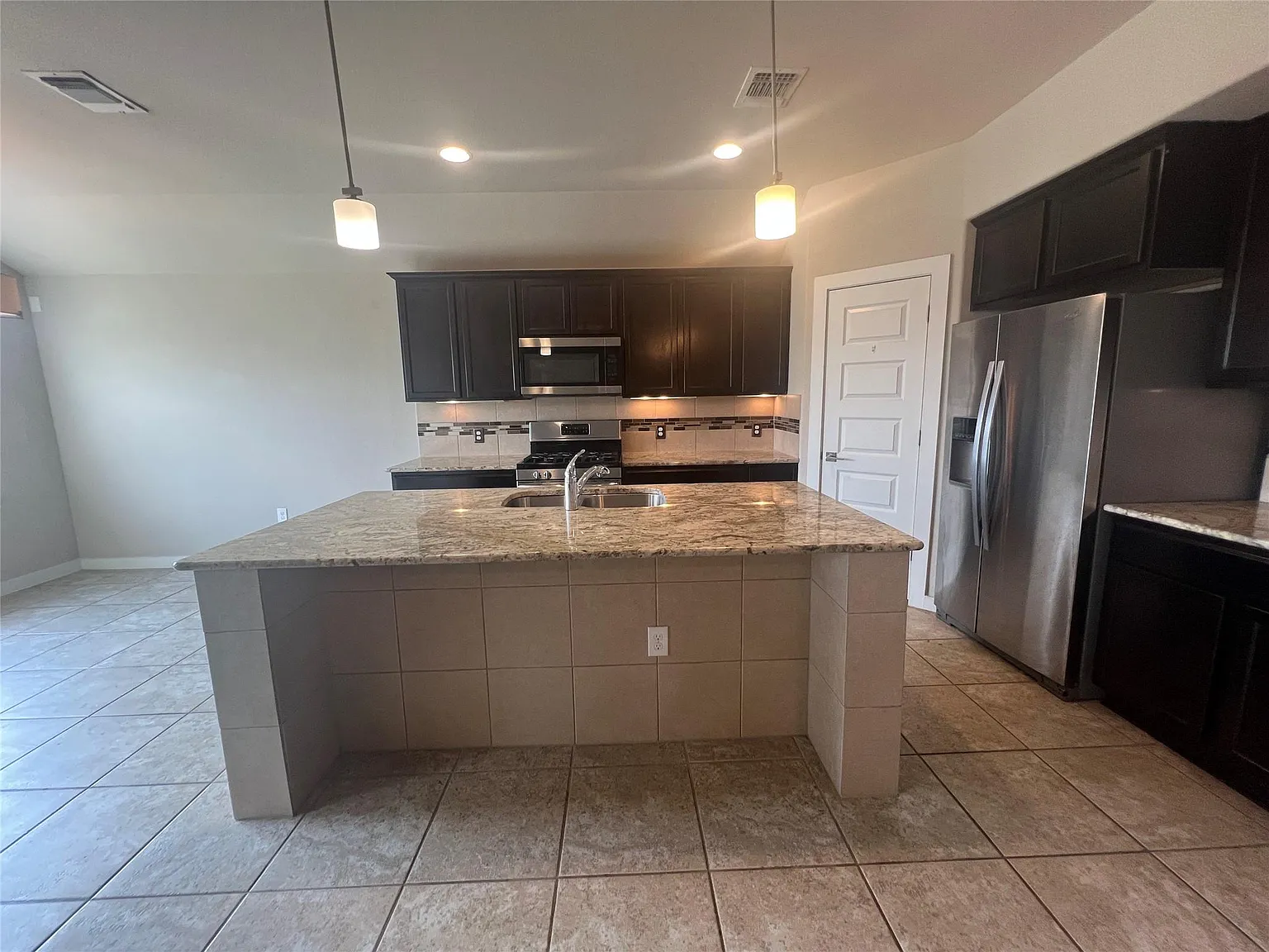 4 bed, 2.0 bath, 2111 sqft, $2,500 — Photo 3