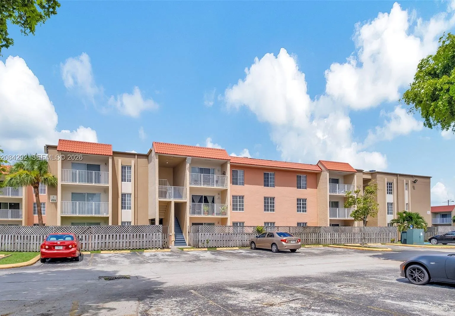 Doral Gardens Ii Condo — Photo 1