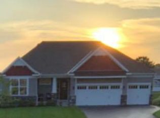 2049 Summerhill Ct, Shakopee, MN 55379