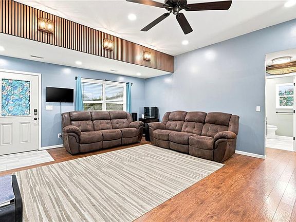 5th image of 389 Se 971 Rd