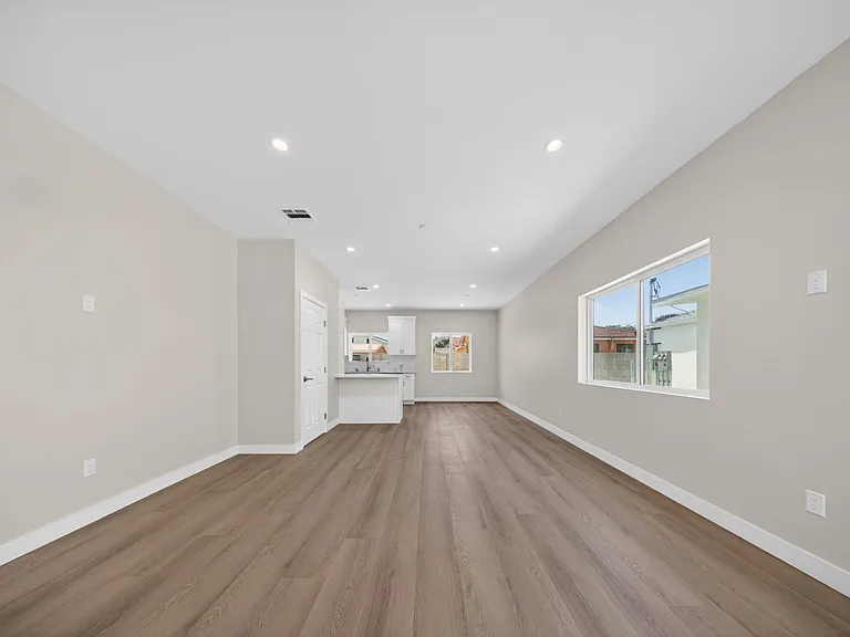 11840 Arminta St — Photo 34