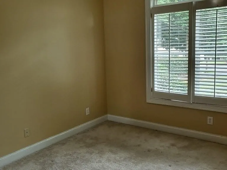 406 Royal Crest Cir — Photo 15
