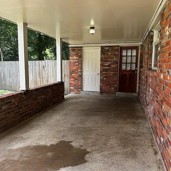 111 Easthaven Rd — Photo 3