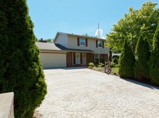 1212 River Park Cir W, Mukwonago, WI 53149